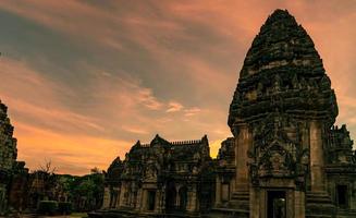 landskap av phimai historiska park med solnedgångshimmel. landmärke av nakhon ratchasima, thailand. resmål. historisk plats är gammal. gammal byggnad. khmer tempel klassisk arkitektur. foto