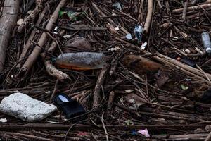 hög med skräp och avfall efter översvämning. avfallsproblem i miljön. problem med plast från hushåll. avfallshantering beteende koncept. praxis för hantering och kassering av fast hushållsavfall. foto