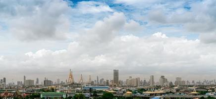 luftföroreningar i bangkok, thailand. pm 2,5 koncept. dålig luftkvalitet fylld med damm pm 2,5. dåligt väder över skyskrapa affärsbyggnad. stadsbild modern byggnad och bro. giftig luft i staden. foto