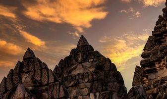 närbild phimai historiska park med solnedgångshimlen. landmärke av nakhon ratchasima, thailand. asiatiska resmål. historisk plats är gammal. gammal byggnad. khmer tempel klassisk arkitektur. foto