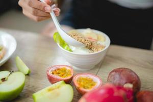 ung asiatisk kvinna flicka som håller hälsokost färsk grönsak i livsstil hemma, kvinnlig vacker vegetarian person som gör diet näring äter salladsmåltid, människor ler glada, hälsosam matkoncept foto