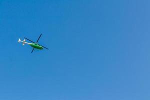grön helikopter på himlen. foto