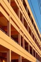 byggnadens exteriör är orange med solljus. foto