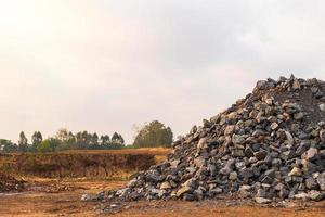 hög av många granitblock på marken. foto