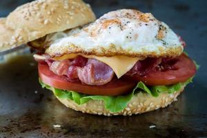 bacon och äggsmörgås foto