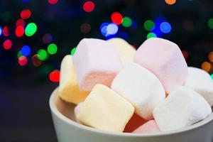 kopp marshmallows på julbakgrund foto