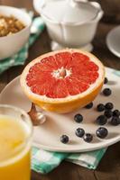 hälsosam organisk grapefrukt till frukost foto