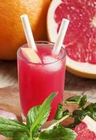 röd cocktail av färsk rosa grapefrukt