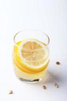 dryck och bunt med citrusfrukter. foto