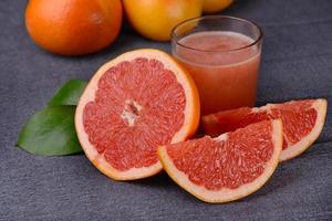 mogen grapefrukt med juice på tabell närbild foto