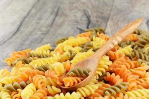 rå eliche tricolori pasta bakgrund
