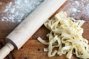 fettuccini italiensk pasta med persilja och paprika foto