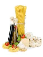 pasta, tomater, basilika, olivolja, vinäger, vitlök och parmesanost