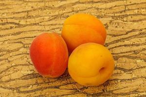 färska mogna söta några aprikoser foto