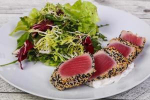 sallad med färsk tonfisk foto