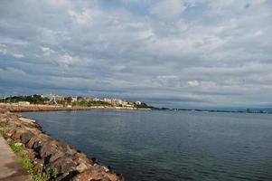 steniga kusten av havet vid nesebar, bulgarien. foto