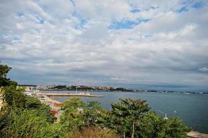 parkområde och strandpromenad vid staden nesebar, bulgarien. foto