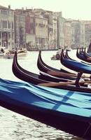 gondoler vid Grand Canal i Venedig, Italien. foto
