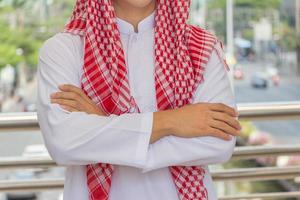 arabisk affärsman som tänker eller entreprenör tittar i staden foto