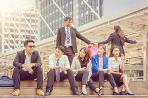 grupp framgångsrika vackra unga affärsmän möte hälsning utanför kontoret, känner sig glada team koncept. foto