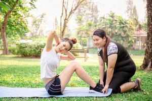 unga kvinnor och vän tränar i parken, hälsosam och livsstilskoncept foto
