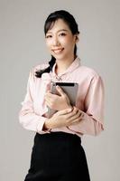 ung asiatisk kontorskvinna på isolerad bakgrund. foto