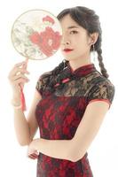 vacker asiatisk kvinna i cheongsam foto