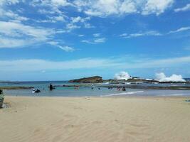 strand med sand i isabela puerto rico med människor i vatten foto