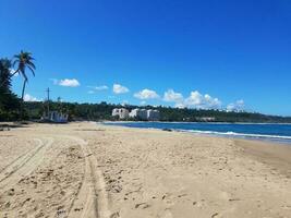 havsvatten och vågor med sand på stranden i isabela, puerto rico foto