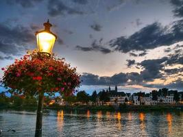 staden Maastricht vid floden Maas foto