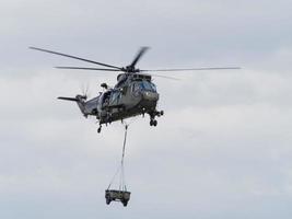 militär helikopter lyft last foto