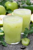 smoothies av grönt äpple, selleri och lime, vertikalt foto