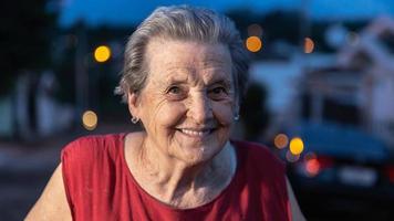 vacker äldre kvinna som skrattar och ler. leende äldre kvinna. foto