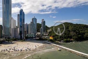 Brasilien, mars 2022 - antenn över staden Balneario Camboriu foto