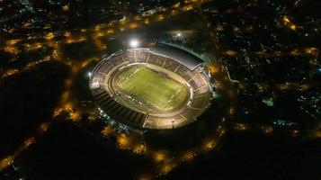 Brasilien, sep 2019 - Flygfoto över Santa Cruz Botafogo stadion på natten foto