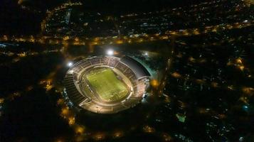 Brasilien, jul 2019 - Flygfoto över Santa Cruz Botafogo stadion på natten. foto