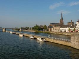 staden Maastricht vid floden Maas i Nederländerna foto