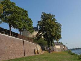 maastricht och kessel vid floden Maas foto