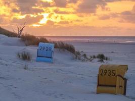 sommarkväll på stranden i juist foto