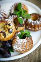 muffins fyllda med torkade plommon foto
