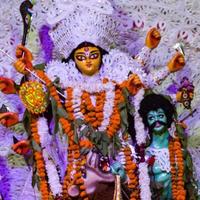 gudinnan durga med traditionell look i närbild vid en durga puja i södra Kolkata, durga puja idol, en största hinduiska navratri-festival i Indien foto