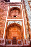 arkitekturen vid taj mahal är ett mausoleum i elfenbensvit marmor på södra stranden av yamuna-floden i den indiska staden agra, uttar pradesh, taj mahal, agra, uttar pradesh, indien, utsikt över solig dag foto