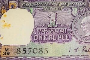 gamla en rupier sedlar kombinerade på bordet, Indien pengar på det roterande bordet. gamla indiska valutasedlar på ett roterande bord, indisk valuta på bordet foto