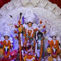 gudinnan durga med traditionell look i närbild vid en durga puja i södra Kolkata, durga puja idol, en största hinduiska navratri-festival i Indien foto