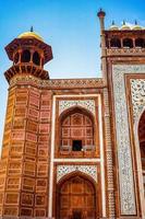 arkitekturen vid taj mahal är ett mausoleum i elfenbensvit marmor på södra stranden av yamuna-floden i den indiska staden agra, uttar pradesh, taj mahal, agra, uttar pradesh, indien, utsikt över solig dag foto