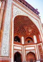 arkitekturen vid taj mahal är ett mausoleum i elfenbensvit marmor på södra stranden av yamuna-floden i den indiska staden agra, uttar pradesh, taj mahal, agra, uttar pradesh, indien, utsikt över solig dag foto