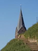 maastricht och kessel vid floden Maas foto