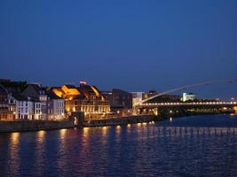 staden Maastricht vid floden Maas i Nederländerna foto