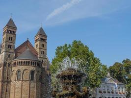 staden Maastricht vid floden Maas i Nederländerna foto