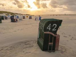 solnedgång på stranden i juist foto